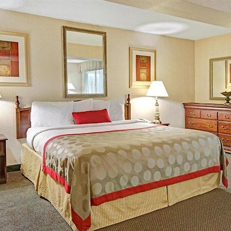 Ramada Overland Park Mission Екстер'єр фото