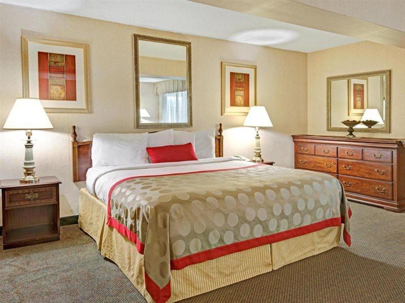 Ramada Overland Park Mission Екстер'єр фото