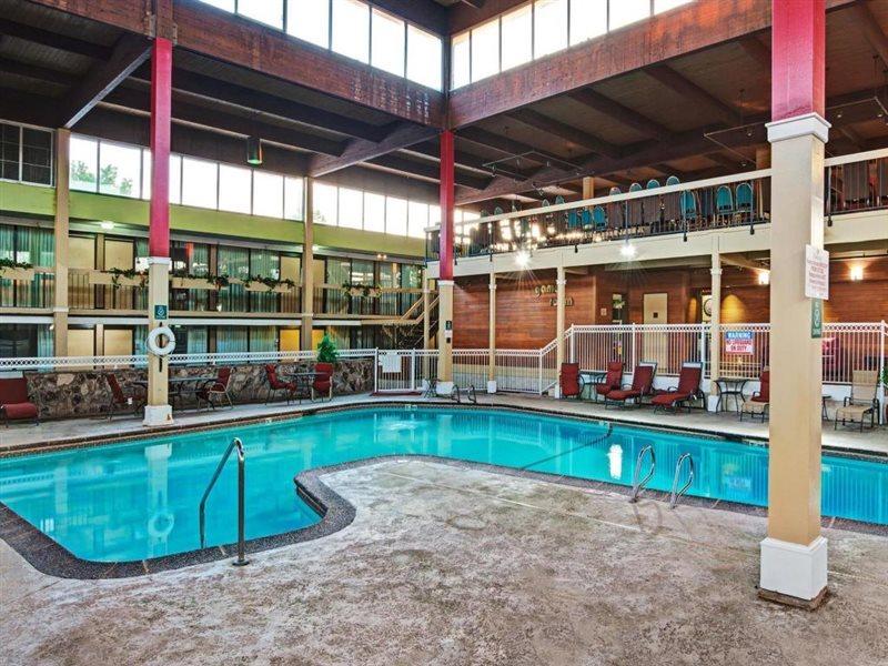Ramada Overland Park Mission Екстер'єр фото