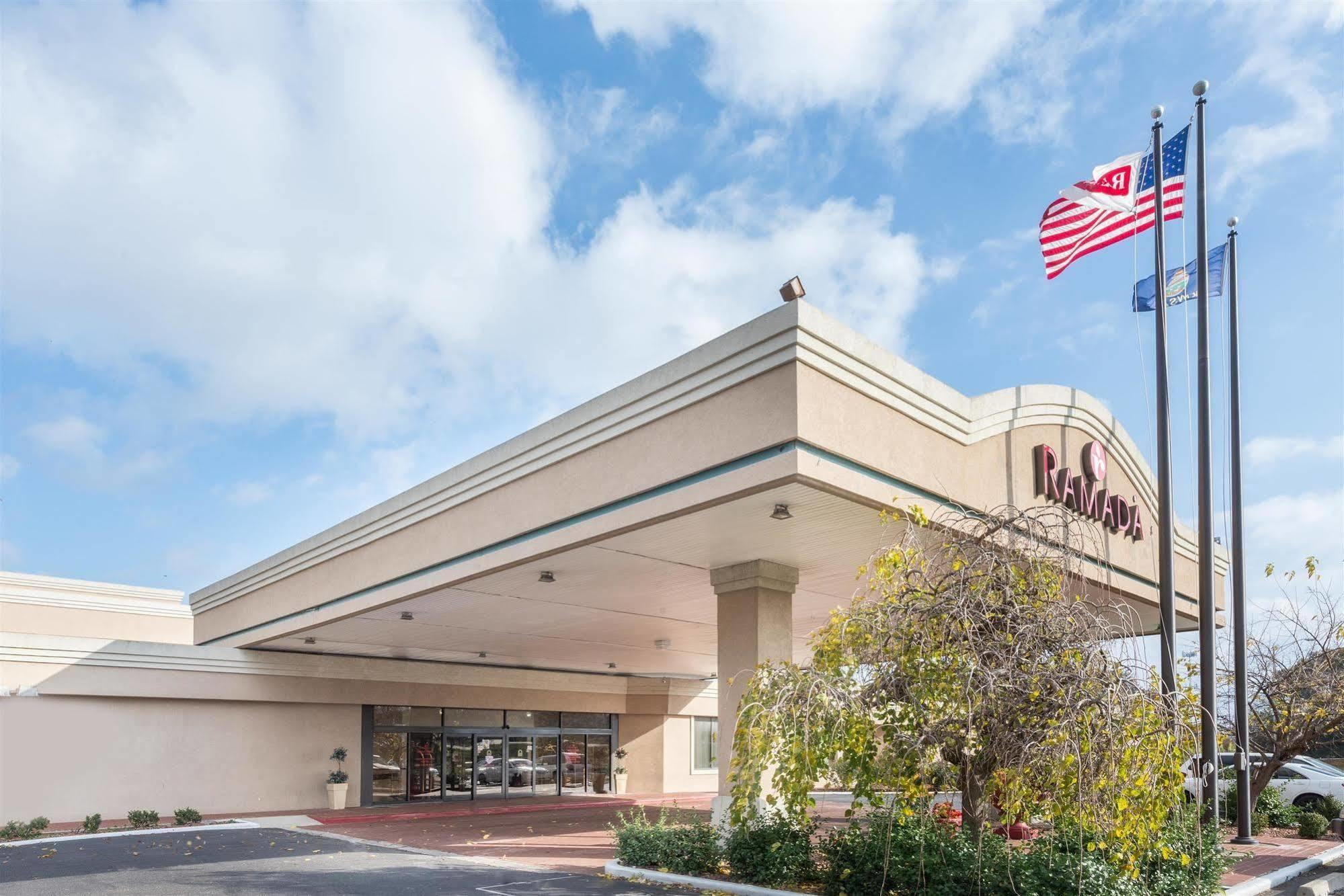 Ramada Overland Park Mission Екстер'єр фото