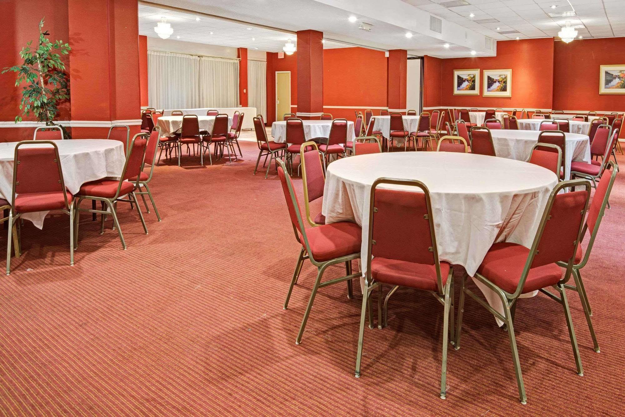Ramada Overland Park Mission Екстер'єр фото
