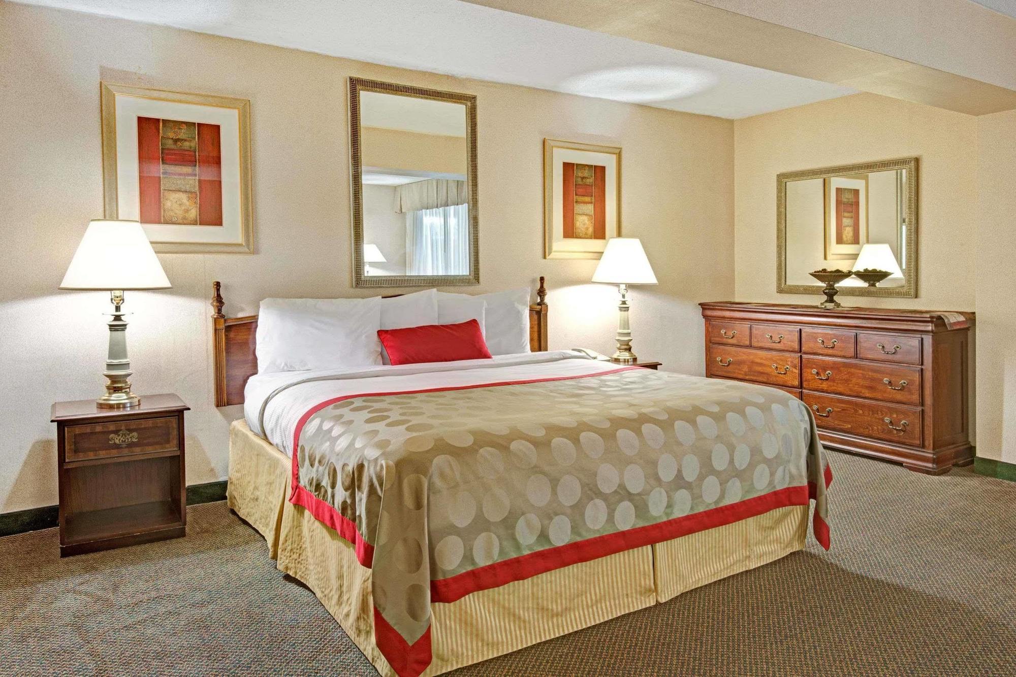Ramada Overland Park Mission Екстер'єр фото