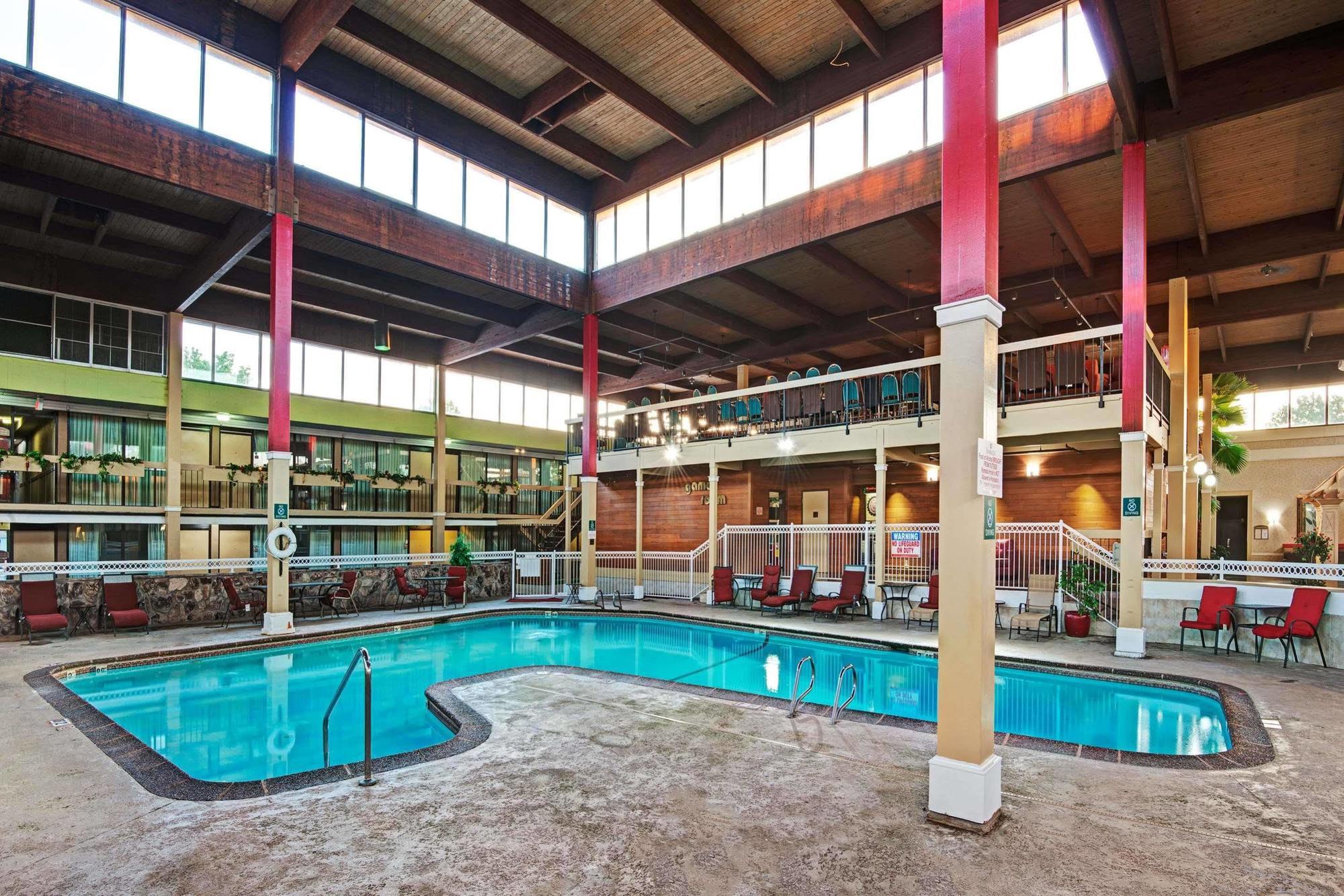 Ramada Overland Park Mission Екстер'єр фото