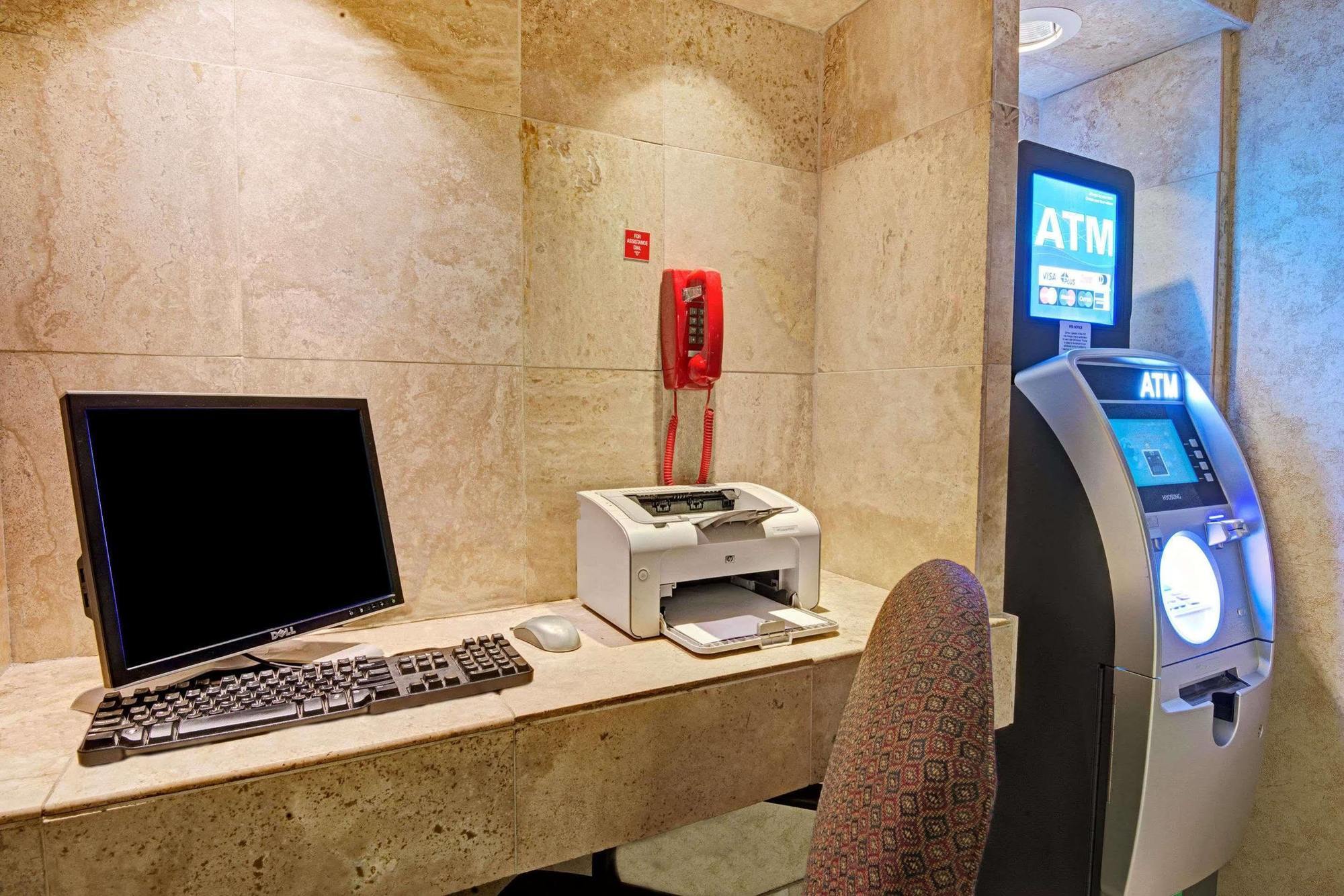 Ramada Overland Park Mission Екстер'єр фото