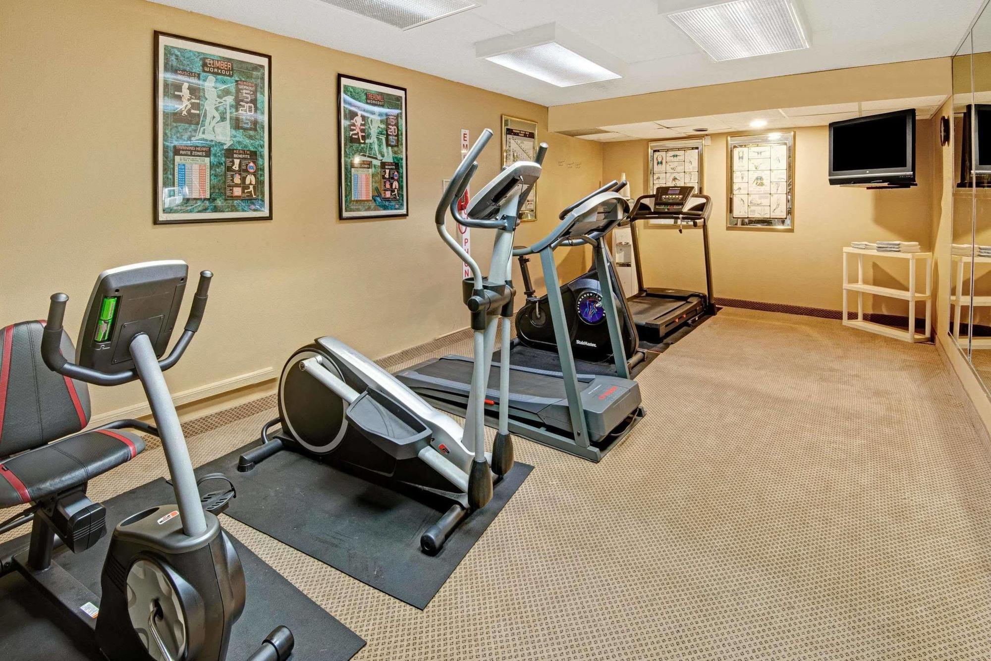 Ramada Overland Park Mission Екстер'єр фото